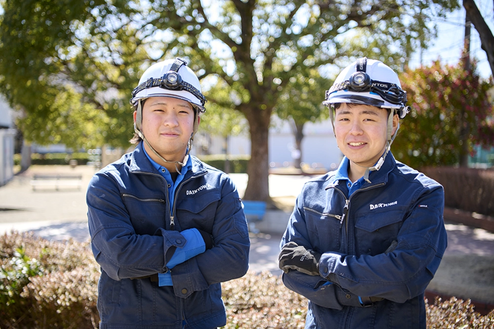 正面を向く2人の作業員