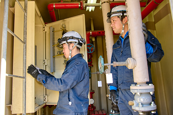 作業をする男性社員