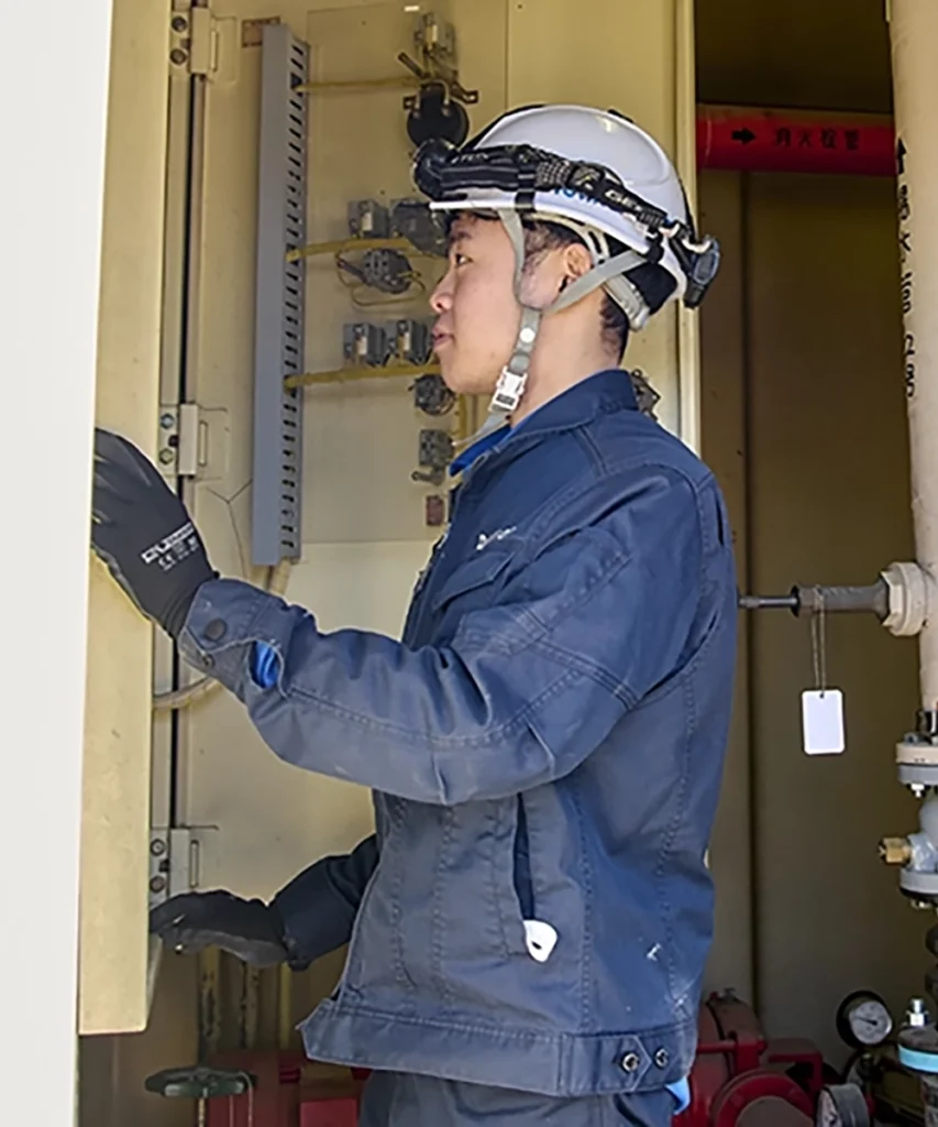 作業をする男性社員