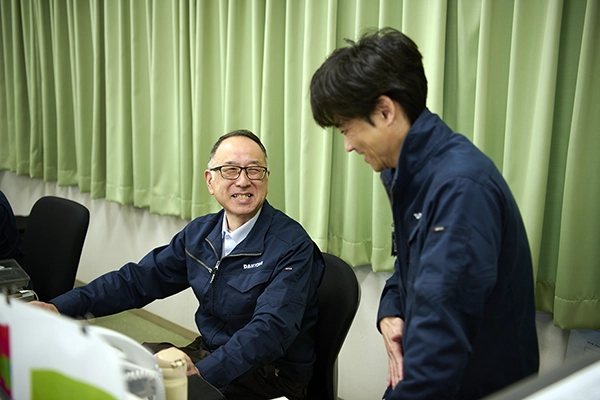 上司に報告する社員