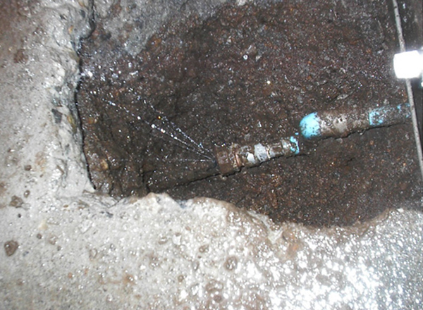 埋設給水管漏水状況